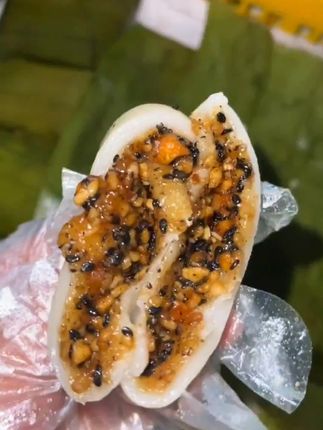 你以为粽子是糯叽叽天花板?广西人笑了——,广西芭蕉叶糍粑,柴火慢蒸,蕉叶清香渗进糯米里,一口下去软糯香甜,豆沙流心,芝麻花生香到炸,咸口肉馅爆汁……哇,每一口都超满足!#广西美食 #地方特色 #乡村美食 #芭蕉叶糍粑 #传统手工美食