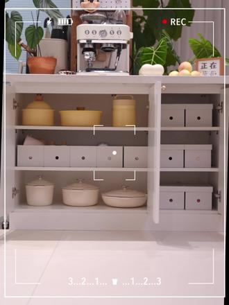 能当边桌、能带轮跑,简直是变形金刚🧩 家里东西多又乱?收纳盒买一堆还是不对路?
试试这个!霜山模块化收纳盒,像拼乐高一样玩转收纳
文件、化妆品、厨房干货、浴室卷纸……
全部用同款盒子装起来,花花绿绿的包装袋终于可以藏起来了
从书房到厨房,从浴室到客厅,用它装一切
一盒搞定全屋,视觉超统一
直角的设计,能严丝合缝贴边,空间利用率拉满
上下叠加,安装上滑轮,还能变身移动柜
告别杂乱,从一套聪明的收纳系统开始
·#收纳盒 #霜山 #橱柜收纳