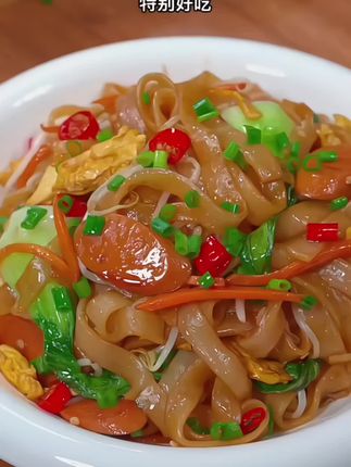 #养点广东鲜粉 以后想吃炒河粉了,不用再去路边摊买了,自己在家做,干净又好吃。油烧热,倒入新鲜蛋液炒熟,快速将它炒散,加入葱花、火腿肠,把它的香味炒出来,然后放点青菜炒至断生。河粉我用的是广东新鲜湿河粉,免洗免泡,非常方便放入河粉。 调味,放盐、鸡精、五香粉、生抽,开大火快速翻炒个两分钟,这样炒的河粉比外面买的还要好吃。#配料干净健康 #现做鲜香炒河粉 #太好吃了 #美食制作分享
