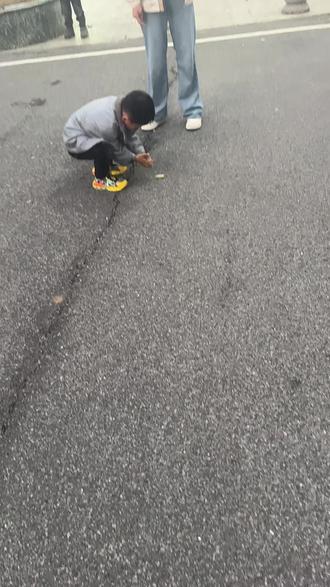 禁炮是有原因的,空气质量严重下降,但是过年本来就没年味了,再不放几个炮更没年味了😛