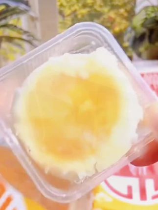 一口爆浆的榴莲月饼,甜而不腻,满满的幸福感!榴莲控必入~Creamy & Delicious #美食种草 #榴莲爱好者