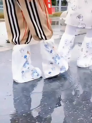 雨季来了,孩子上学就怕碰到下雨天,鞋子一湿就是一天,太难受了,还容易感冒,妈妈们一定要备上这个防水鞋套,有了它就再也不怕下雨天了,加厚材质防滑耐磨,还是卡通设计小朋友都喜欢#防水鞋套 #强烈推荐 #雨季必备