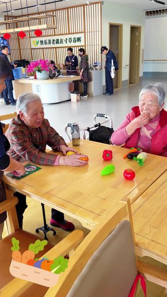 快来围观!爷爷奶奶的蔬菜挑战赛🥦💪
抢蔬菜也能笑出腹肌?🥕爷爷奶奶太可爱了!
笑声与健康并存的小游戏🌟#认知症照护 #养老院日常 #郑州养老院 #养老院里欢乐多