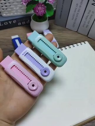 还在为孩子橡皮用一半就失踪烦恼?晨光推拉橡皮擦,一推一拉,收纳方便,孩子再也不会弄丢橡皮啦!安全无毒,放心给孩子用,擦字成条,桌面干干净净。#晨光推拉橡皮擦 #小学生文具 #安全无毒 #擦字成条
