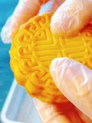 灵山冠艺橄榄油冬蓉月饼节后大特价,10月15日的生产日期,点左下角小黄车下单即可。