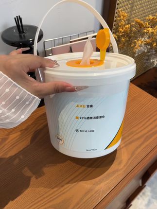 酒精湿巾还得是桶装的用的爽啊! 关键这么大一桶才这个价,里面整整500抽,什么用都不心疼了!!#酒精湿巾 #桶装酒精湿巾 #消毒杀菌 #居家必备#好物推荐🔥