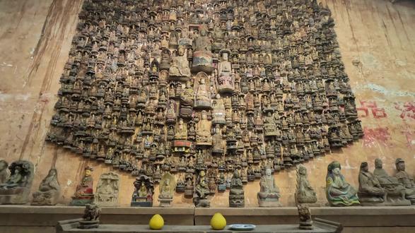 沉浸式POV:误闯天家❗️慎点(含传送门)
📹传送🚪
门窗匾馆00:20/寻根堂02:22/石雕艺术馆03:22/佛道造像艺术馆07:19/木雕家具馆08:31/木雕家训馆09:36
来这里心里默念最多的就是:好多素材啊好多好多好多
很干的沉浸式记录所以有点长,其实本来是想录个干货给自己留着找灵感参考用的
最终还是血薇整理了一下分享给喜欢的人
藏在重庆深山里的天家重庆祖屋【大圆祥博物馆】
不得不以身心震撼来形容
第一次一次性看到这么多石敢当,还有头顶长毛的
如此大量的堆漆和宝石镶嵌的画工门神让人肾上腺素飙升
好多好多巴渝文化的故事
在这里几乎可以“读”到整个重庆的历史
书到用时方恨少
恨不得读懂每一块木头每一块石头的故事
门窗匾馆(约2500㎡)/寻根堂(祖宗牌位馆)(约800㎡)/石雕艺术馆(约1300㎡)/精品厅(约420㎡):明清门、窗、撑拱、门楣、吞口、砚台等珍品/佛道造像艺术馆(约950㎡)/木雕家具馆(约1000㎡)/木雕家训馆(约800㎡)
工业遗址保护与巴渝古建筑工艺传承双重价值
藏品多来自三峡库区与古村落抢救性征集
如果不是被硬拖走,根本走不出来这个地方
对于喜欢烂木烂石和建筑的人来说,这里简直是巨型米缸~
划重点:是以刘健先生私人20余年收藏为基础打造的大型民间博物馆
有个小小的concern ,在重庆湿度这么高的地方,这种开放式存储方式,对木头的破坏性不会很大吗~主要很心疼那些画工门神,虽然都是民用出品,但更希望能永久保留下去
中式美学真的永远都不会让人审美疲劳
审美的尽头是国风
太多可以作为素材的灵感源了!
文案及视频✅版权🈲抄袭搬运二创 哟
#博物馆奇遇记 #博物馆里有好物 #中式审美 #中式美学 #古建筑之美