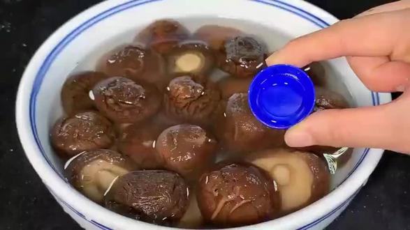 很多人都不知道,泡香菇最忌直接加水泡,教你五星级饭店不外传秘诀