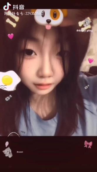 芜湖二模终于结束了,松开笔的那一刻,我以为自己会满心欢喜。
这次的分数明明是上涨了,我明明比之前更努力、也考得更好了,可名次却没有往前挪半分。原来大家都在拼命往前跑,我在往前走的同时,别人跑得比我更快。
心里像堵了一团湿闷的气,说不出的委屈和落差。
我承认,看见身边的人大步跃进、名次一路往前,我不只是单纯的羡慕,也翻涌着酸涩的嫉妒。会忍不住难过:我明明已经在变好,为什么还是追不上、还是停在原地?
只剩最后二十几天#天,站在高考这座窄窄的独木桥上,恐慌和不安还是会狠狠揪住我。我知道接下来必须沉心凝神,摒去所有心浮气躁,也明白量变才能换来最终的质变。哪怕此刻止步不前,我也还是想问自己:我真的没有机会了吗?
我也曾见过自己发光的样子,也曾咬牙突破过自己的上限,拿到过让自己惊喜的分数。低头复盘,我知道自己还有偷懒、不够全力以赴的时刻;可抬头看向前路,我心底的不甘从来没有熄灭。
原来成长最残忍的地方就是:你在往上走,世界却在推着所有人一起狂奔。
嫉妒不是狭隘,只是我太渴望被看见,太想要一个属于自己的好结果。那些酸涩、不甘、委屈,都不是坏事,它们只是在告诉我:我比自己想象中,更想要赢。
我不再强求名次立刻飞跃,也不再苛责此刻不够耀眼的自己。
分数上涨,本身就是我咬牙坚持换来的勋章,就是我实打实的进步。别人的光芒不必遮挡我的前路,暂时的停滞也不是最终的结局。
接下来的日子,我会把所有情绪悄悄收好,把羡慕和嫉妒全部化作脚下的动力。
一步一步,稳稳地、坚定地走下去,熬过所有枯燥的刷题、深夜的焦虑、反复的自我怀疑。
不必和别人比花期,我有我自己的成长节奏。
再坚持最后一程,我一定会抵达属于自己的顶峰,绽放独属于我的热烈。#