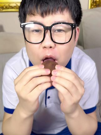 在家偷吃超大巧克力福团 #巧克力福团