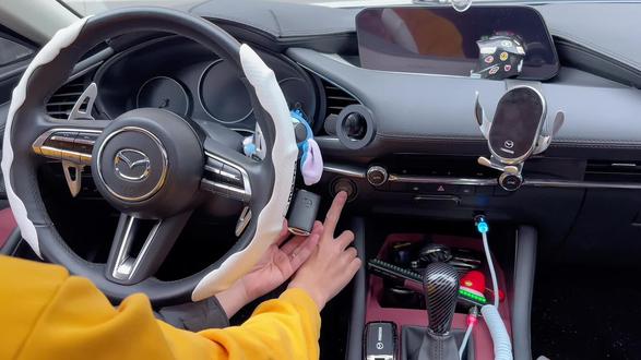 马自达车钥匙为感应钥匙,电池耗电快,一年到一年半就会变得不灵敏,在车上备上两块备用还是很有必要的。#马自达#汽车钥匙电池 #汽车钥匙电池更换教程#汽车好物#汽车用品