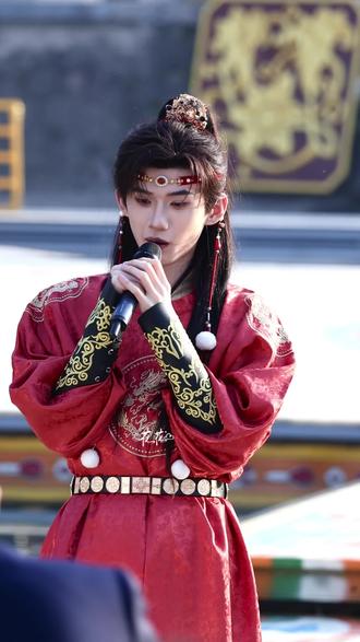 古风小生起床铃~@李歪歪 #李歪歪 #李歪歪华清宫#华清宫#华清宫也是好起来了 #花花和歪歪 (📷@一只葵葵小猪咪