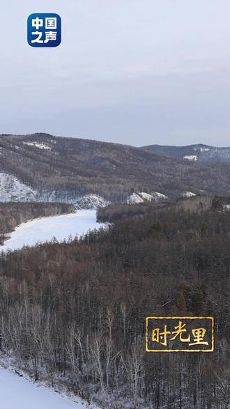 #电信工程师在大兴安岭遇黑熊成功自救 38岁的柴瑞峰是中国电信额尔古纳分公司莫尔道嘎支局高级工程师,在大兴安岭1.3万平方公里的林海间,他维护着106个基站、800多公里光缆,每年行车里程相当于绕地球1周,每年爬高高度相当于10个珠穆朗玛峰。林区冬季最低气温零下54℃,每年结冰期超过8个月,寒冷、孤独、意外,是#大兴安岭林区巡检三件套 工作的16年里,柴瑞峰等待救援最长的时间是11个小时。在林区遇到大大小小的冰包,是常有的事;遇到野生动物,也是家常便饭。最惊险的一次是遇到黑熊,柴瑞峰扔了手机,快速爬上四米多高的树,成功自救。大兴安岭曾是柴瑞峰最想远离的地方,如今是他心里最美的故乡。#时光里 #媒体精选计划