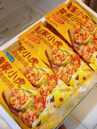孩子马上开学了,吃够了 包子馒头的可以给试一下这个皇家小虎的鸡肉卷,有奥尔良和香辣两个口味,饼皮柔软劲道  上锅加热一下或者空气炸锅叮一下都可以,鸡肉很大,里面还有玉米粒和浓浓的沙拉酱孩子很爱吃.#鸡肉卷#墨西哥鸡肉卷#早餐吃什么 #便捷早餐