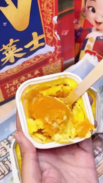 双份甜蜜才够味!华莱士薯薯小甜心蛋挞 2 份特惠,金黄诱人的挞身,咬下去脆嫩交织,奶香与薯香在口中化开,左下角解锁快乐~#华莱士暖冬炸鸡节 #初雪的第一口炸鸡 #全鸡配汉堡华莱士吃好 #冬日暖心局