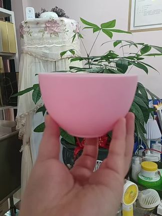 #调膜碗 软硅胶的怎么摔都不会烂,而且工作起来也轻松,无论是调面膜,还是水疗都非常的方便
