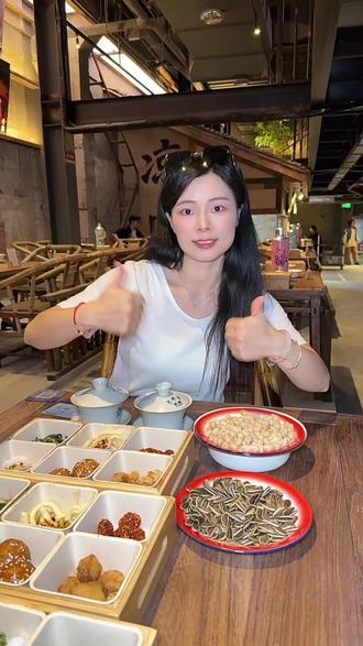“成都是个大茶馆,茶馆是个小成都”来东郊记忆就来大戏台茶馆,体验不一样的烟火人间。#大戏台茶馆 #川剧变脸 #国粹 #台上一分钟台下十年功 #上热搜