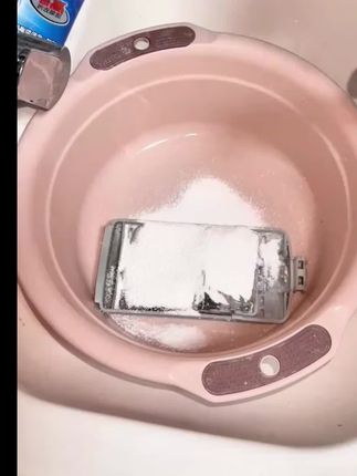很多人都不知道这洗衣机要不定时清洁呀,比马桶还要脏,所以隔一段时间呀,我就会用这个洗衣机槽清洁剂来清洗一下,而且它是这种零腐蚀的,不伤内桶,不伤衣物。它是这种粉状的温水溶解,一次一袋,不用拆洗洗衣机能够除小菌菌,去除异味。快速渗透瓦解,轻松去除顽固污渍,这一袋啊就给你搞定了,这种粉状的可以撒到洗衣机的各处缝隙,真正做到了有效清洁。洗的时候往洗衣机里扔一条不要的旧抹布,选洁桶模式就可以了。洗完之后洗衣机打开啊,就是一股很清新的味道,这个桶里面洗的是真的很干净,建议大家一个月清洗一次洗衣机。@DOU+上热门 #剪映创作!