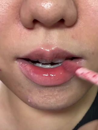 姐妹们,我又找到人生唇釉了,秒成膜不粘嘴不拉丝儿涂上嘴巴嘟嘟嫩嫩的!!#柚子小西唇釉 #试色  #唇釉试色#镜面唇釉 #不沾杯不掉色