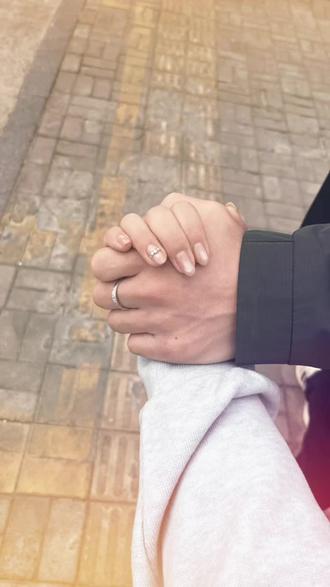 因为有你在身边
#美甲 #情侣拍照新技能 #情侣戒指