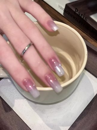 渐变白月光,包温柔哒~ #美甲💅 #布灵布灵亮闪闪 #氛围感美甲 #夏日美甲 #镀晶粉