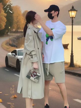 秋意里的相遇 秋日的黄昏,湖边公路被夕阳镀上暖黄的光晕。她身着卡其色风衣,手提精致小包,与他并肩而立。他穿着印着绿巨人的白T恤,温柔地为她拂开额前发丝。 不远处,白色跑车静静停靠,仿佛在见证这温柔时刻。湖畔,小船随着水波轻晃,复古路灯散发着昏黄的光,将两人的身影拉得修长。道路旁,树木的叶子染上了秋的斑斓色彩,偶尔有黄叶飘落,似在为这相遇助兴。 “遇见秋天,也遇见你。”她轻声说着,眼中满是笑意。秋意渐浓,可身边有他,便觉温暖。这一场在秋日里的邂逅,成了时光里最动人的画卷,每一处风景,都因彼此的存在,而变得格外美好。#这也太好看了#2025年秋季都流行穿 #早秋穿搭公式来了#风衣外套中长款#秋冬穿搭@DOU+小助手 @抖加🔥上热门🔥dou+🔥热点宝