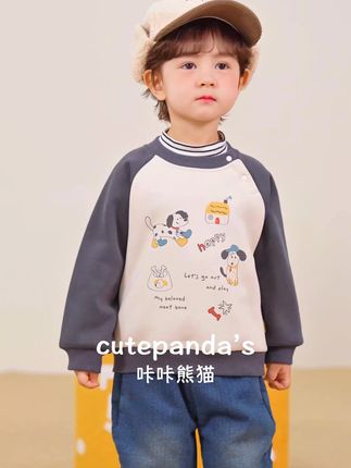 🐼 萌趣满格的童年穿搭来啦~这款插肩袖卫衣简直是童趣宝藏!可爱的动物印花+温馨的小房子图案,把童真世界穿在身上~柔软亲肤的面料,让宝贝自在玩耍无束缚!s#高品质童装 #每日推荐 #童装上新 #童装萌娃穿搭 #潮童穿搭