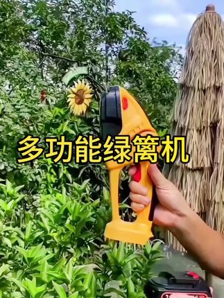 #创作灵感 有了它以后,我家修整篱笆再也不用请人了!就是这把森乐家的绿篱机,它是锂电的,不用拉线插电就能用,而且它的刀头非常锋利,不管是灌木还是杂草都能轻松修剪干净。平时在家修剪花花草草也很方便,关键是非常轻巧,连续干上一天的活都不会觉得累#绿篱机 #绿篱修剪机