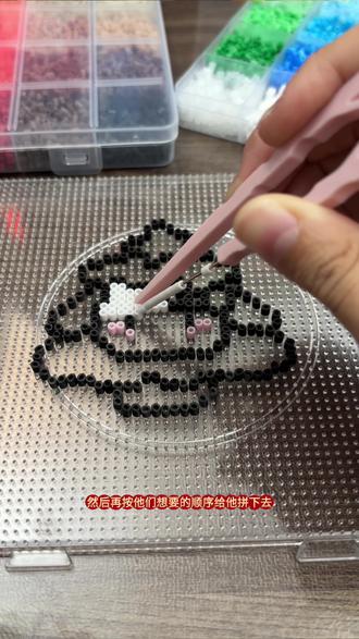 拼豆的坑,你们千万不要轻易入,真的是一代人有一代人的刺绣!最近听说好多孩子喜欢玩这个拼豆,手机成了他们查教材的工具,被我这样子搞,他们都没有时间可以玩手机#拼豆 #玩具