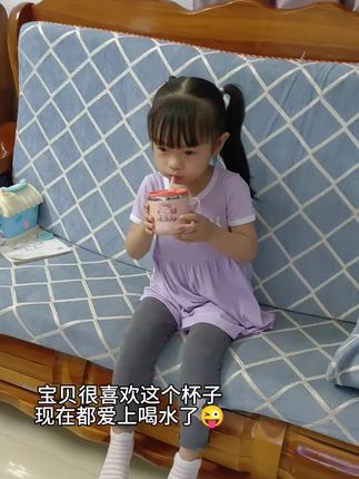 自从给我女儿入手了这个304不锈钢宝宝#吸管杯,现在每天都自己主动喝好多水,卡通图案很可爱,防烫带盖水杯,还带刻度,方便实用,小孩很喜欢#水杯 #母婴好物