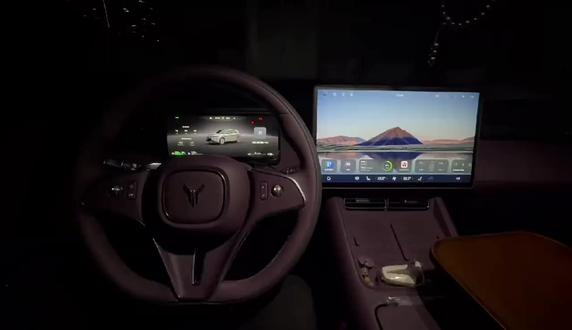 岚图FREE+自定义壁纸超简单 岚图FREE+车主想给中控屏设个性壁纸,不是华为手机也不用愁!用WPS云文档就能轻松搞定。先在车机“应用空间”下载WPS Office,登录手机/电脑常用的账号。接着在手机或电脑上,把心仪的照片上传到WPS云文档。之后在车机WPS里打开同一云文档,将照片下载到本地。最后退出WPS,进入【设置】-【显示】-【壁纸】,选“本地照片”就能设置专属座舱屏幕啦,超方便!#岚图汽车 #岚图FREE+