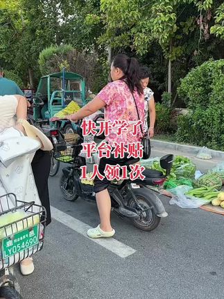 我滴老天鹅呢,快来看,要开学啦,漫花也来大羊毛了,这个价就到手4大包的抽纸,还是4层加厚,压花设计,170✖️140的大纸张,纸张厚实有韧性,揉搓不掉絮,不含荧光剂,母婴都可用,湿水也不易破,妥妥的小湿巾,纸是消耗品,刷到赶紧囤#抽纸 #生活用纸 #漫花纸巾 #新人福利第一单 #无限回购的宝藏单品