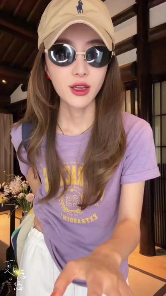 #宝藏T恤分享 “浆果”休闲百搭款温柔印花圆领短袖 #谁能拒绝夏日姐感穿搭呢 #紫色穿搭太有韵味了 #超绝松弛感穿搭 #同频感穿搭