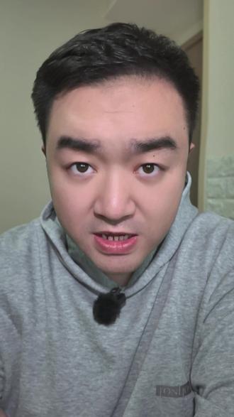 让吴克群甘心当服务员 青岛这家爱心面馆 藏着哪些动人故事? 大家肯定刷到了吧,吴克群和青岛爱心面馆的故事,这两天热搜,抖音短视频铺天盖地的。你知道这件事对我最大的触动是什么吗?是他让我重新审视曾经老祖宗的一句话,叫穷生奸计,富长良心。
这个故事让我知道,善良它从来不是某一个阶级特有的品格。#青岛 #吴克群 #青岛爱心面馆 #苏小宇