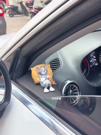 在车里放一个猫和老鼠的摆件真的可爱了。#猫和老鼠 #车载摆件 #汽车摆件