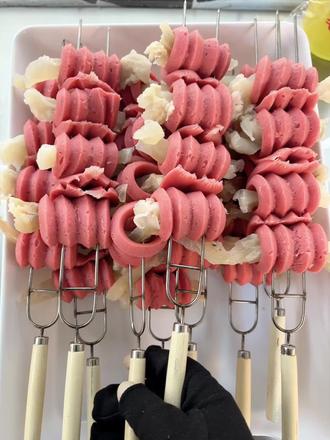 #烧烤食材 #美食制作 开花肠卷牛蹄筋