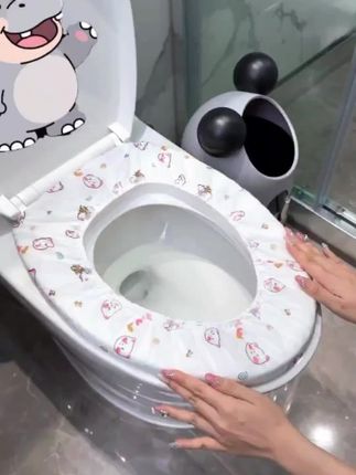 一次性马桶坐垫,无论是家用、出差还是旅行住酒店都适用,它卫生舒适且具备防水功能,采用单独的包装,确保每次使用都干净又卫生。#卫生间好物 #马桶垫#一次性马桶垫