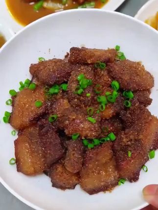 安徽干渣肉,鲜猪肉拌秘制米粉,经慢腌风干锁住本味。蒸后米粉吸满肉香,肉质软嫩不腻,咸香渗进每一丝肌理,是徽州人餐桌上的经典,一口尝尽皖南烟火#安徽特色美食#干渣肉#咸香浓郁#农家美食