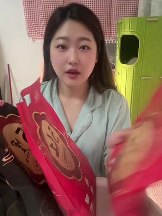 建议女孩子把早餐换成它 操作简单!用热牛奶直接泡,3分钟就能吃啦!!!好吃又便捷!添加了五种谷物后,麦香味浓郁#软糯香甜 #开袋即食 #塞皇粮燕麦 #五红五黑麦片