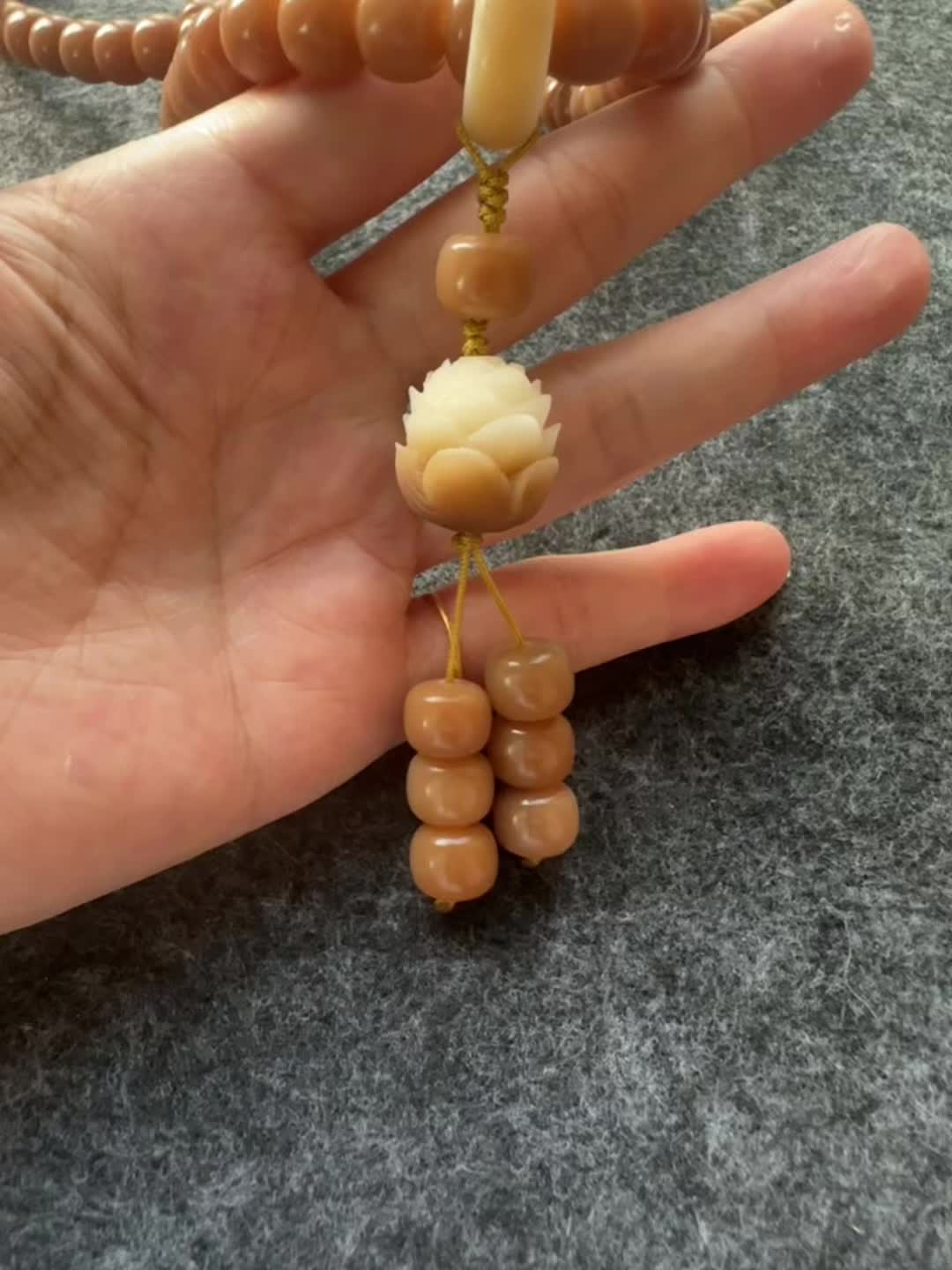 天然风化菩提根 这款风化菩提根手串,暖棕色泽温润古朴,搭配精致莲花配饰,素雅又有韵味,缠绕于腕,似携一份岁月沉淀的安然。 #菩提手串 #菩提 #菩提根 #菩提根手串 #菩提根文玩
