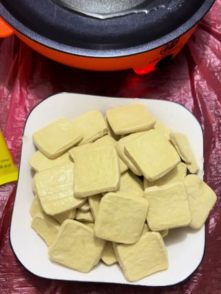 这个就是你们一直在找的那个手撕豆腐,它不仅吃起来方便,而且非常的美味可口,打开包装就能闻到一股浓浓的豆香味,咬上一口更是满嘴留香,回味无穷!喜欢的朋友赶紧下单吧!@抖音