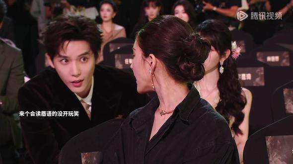 #王安宇#赵露思 是谁说过花叶永不相欠,是谁说过死生永不相恋 这俩人一同框我很难不想念我的小神君和阿音呜呜呜呜 谁能懂一下俩人在说什么我依稀辨认出“不知道”“哦”没有更有价值的谈话内容了 丸宇你变了大漏勺说话开始捂嘴了离开你谁还能让我掌握娱乐圈第一手消息 请大家沉浸式观看两人的两分多钟对话🥸#星光大赏