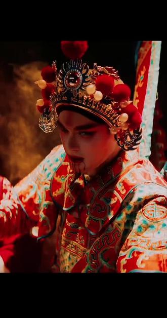 #ENEMY第一季大结局
霸王别姬:英雄末路的深情绝唱
刀光剑影中,项羽与虞姬的最后一舞,诠释了乱世里的铁血与柔情。
不是生离,而是死别;不是败局,而是不朽。
#历史故事 #霸王别姬 #经典传奇
(注:文案聚焦“英雄与红颜”的悲壮主题,用“铁血柔情”“不朽”等词强化情感共鸣,贴合抖音用户对经典故事的怀旧情绪。)