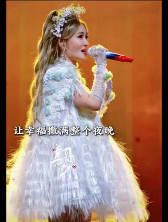 她唱的是歌,我们回忆的是整个青春,谢娜用一场演唱会,把我带回那个无忧无虑、为快乐大本营准时守候的年代,舞台上的她依旧爱笑爱闹,屏幕前的我依旧热泪盈眶,原来青春从未离开,只是换了一种方式陪伴~
