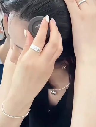 姐妹们快看,我发现了一个秃头神器,就是这个学生防水发际线粉!如果你跟我一样是脑门大的秃头少女,那一定要试试它,轻轻一涂就能打造出自然蓬松的发际线,超级简单好用,,还防水防汗#发际线粉 #发际线 #好用不贵经济实惠 #赶紧入手吧