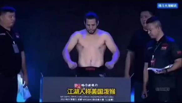 美国佬,你给我,坐下!#阿合江