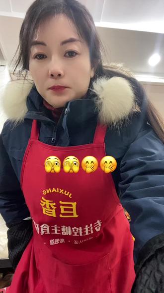 大哥说我一个人咕叽啥呢?🤭🤭#我的黄大衣#波司登羽绒服#守店的日子