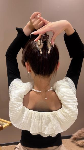 3个鲨鱼夹小技巧,夹出韩剧女主同款发型 ,手残党一起学!#发型教程 #日常又显脸小的韩系氛围感发型 #八字刘海盘发和旗袍太搭了吧 #10s搞定秋冬氛围感低丸子头 #古风垂耳兔发型也太萌了 @抖加🔥上热门🔥dou+🔥热点宝