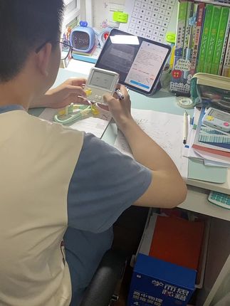 百词斩Max来了,墨水屏更大了,增加了听力,单词拼写,真题,句子,单词游戏等训练,刷单词效率太高了,还有电子宠物养小狗边背单词,不枯燥趣味十足!哥哥每天轻松背单词打卡,真是太实用了!#百词斩单词机 #自律遇见更好的自己 #单词打卡 #高中生#英语