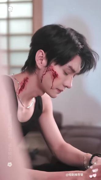 越过灰烬拥抱你 18岁的姜雾,因父亲欠债失踪,每日活在追债的阴影中。直到那个夏天,她遇见了江焰——一个沉默寡言、身上总带着伤的男人。他收留了她,保护她,却也始终与她保持距离。姜雾不知道,江焰的真实身份是卧底警察陆骁,他隐姓埋名潜入边城黑帮,只为执行一场危险的任务。两个孤独的灵魂在同一屋檐下悄然靠近,她却始终看不透他眼中的迷雾。直到任务关键阶段,他不告而别,只留下一封信和一笔钱,让她“忘了我”。四年后,她已成为北城电视台的记者,而他因伤退役,隐于市井,开了一家名为“念雾”的民宿。 命运让他们再度相遇——她拿着采访名单找上门,他站在她面前,平静地说:“我是陆骁。”曾经的江焰,如今的陆骁,始终是她生命中无法抹去的一笔。她恨过他,找过他,也试图忘记他。可当他真实地站在她面前,她才发现:那些年他所有的隐瞒与推开,都是另一种形式的守护。#越过灰烬拥抱你#越过灰烬拥抱你后续#越过灰烬拥抱你短剧#江焰后续#短剧后续